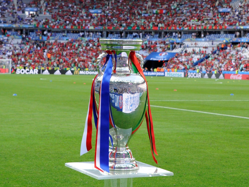 Das Pokal wird im Londoner Wembley Stadion übergeben