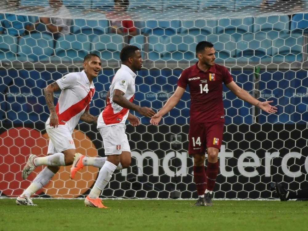 Peru gewinnt mit Guerrero und Farfan (v.l.)