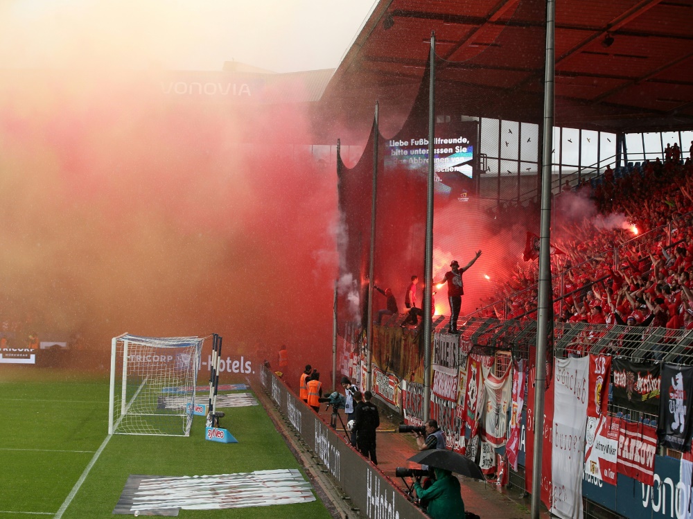 Die Fans der Eisernen brannten in Bochum Pyrotechnik ab