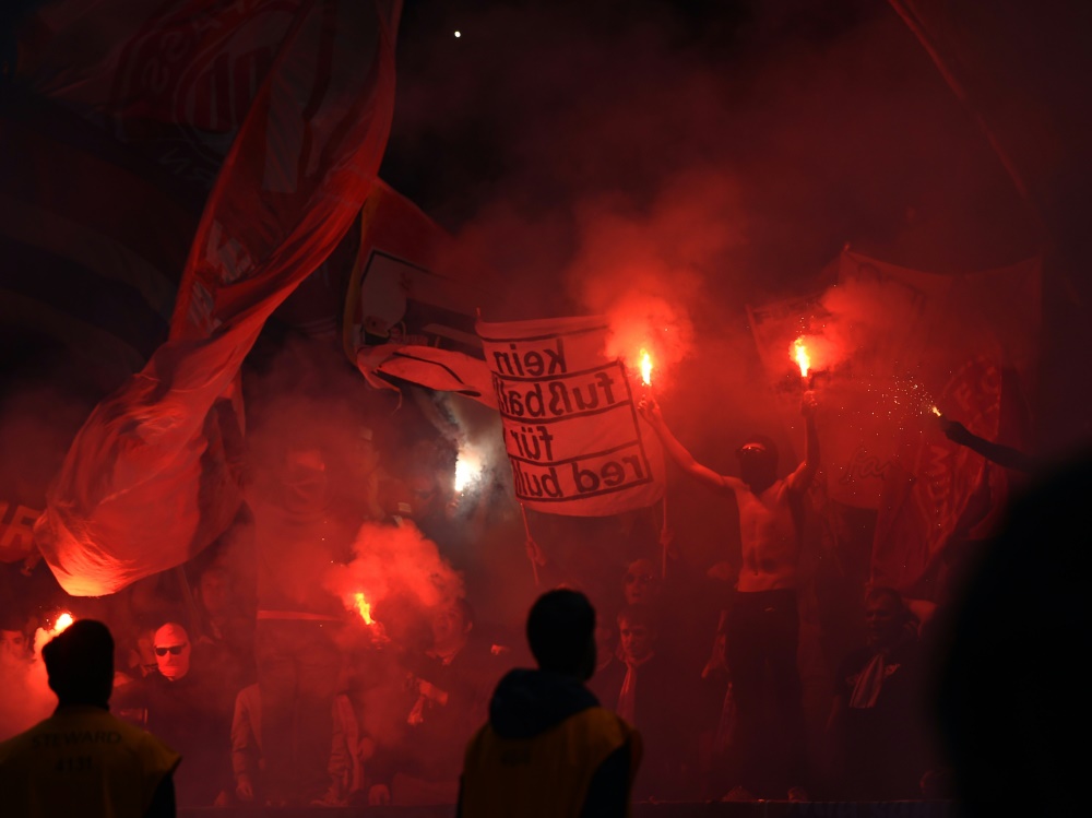 Leipziger und Münchner Fans brannten Pyro ab