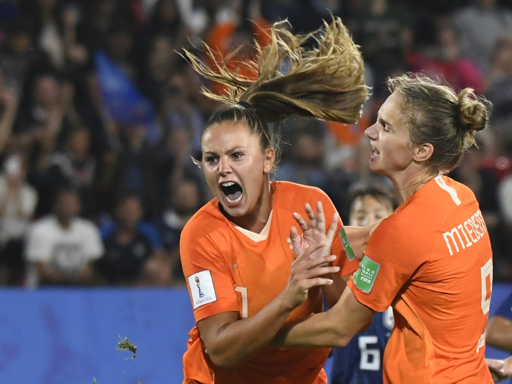 Martens (l.) schoss die Niederlande ins Viertelfinale