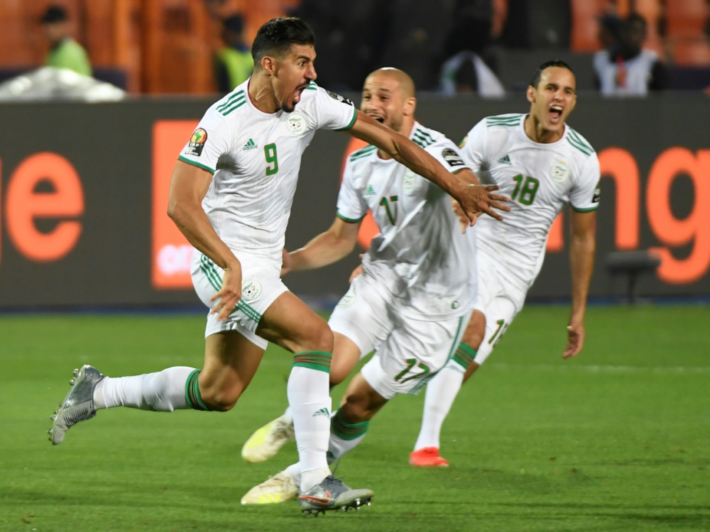 Bounedjah (l.) erzielt den Siegtreffer für Algerien