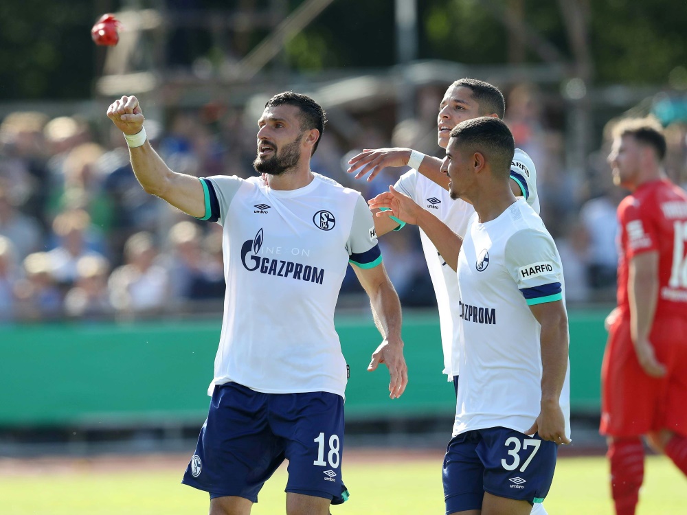 Daniel Caligiuri (l.) trifft Elfmeter für Schalke