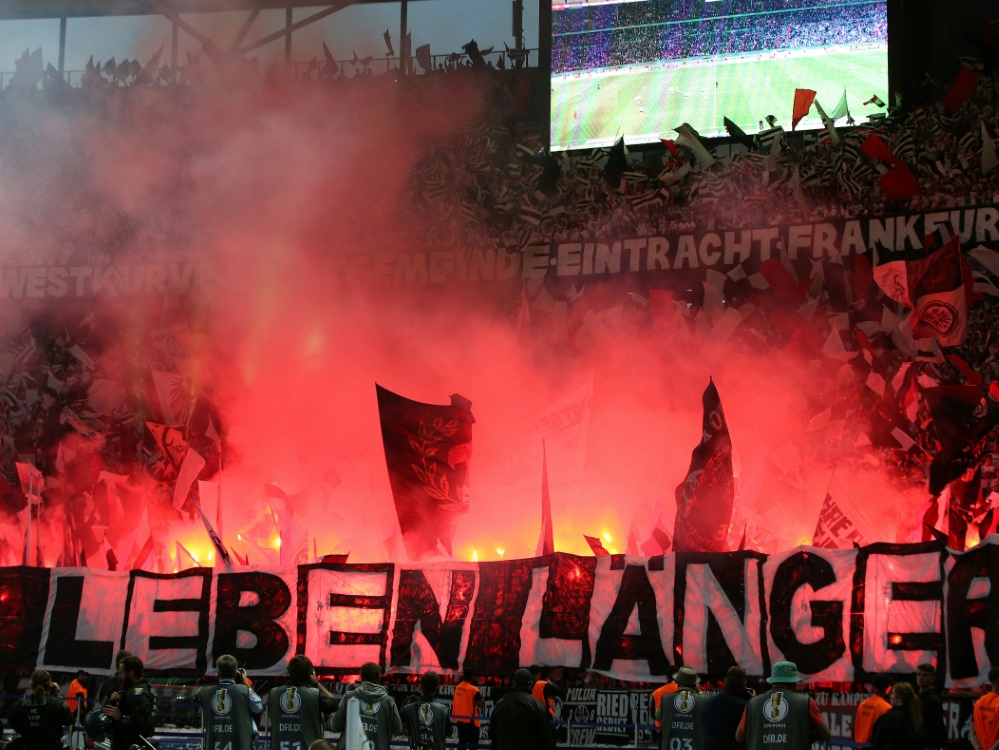 Pyrotechnik im Fanblock von Eintracht Frankfurt