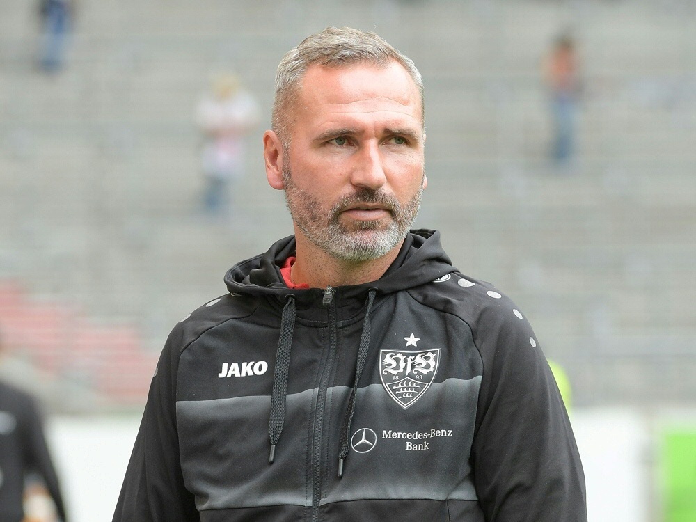 Der VfB um Trainer Tim Walter ist trotz eines 0:0 Erster