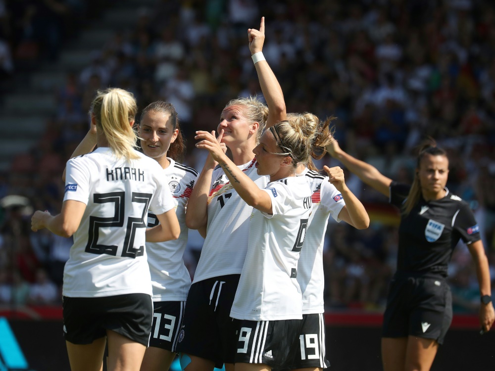 Die deutschen Fußballerinnen gewinnen mit klarem 8:0
