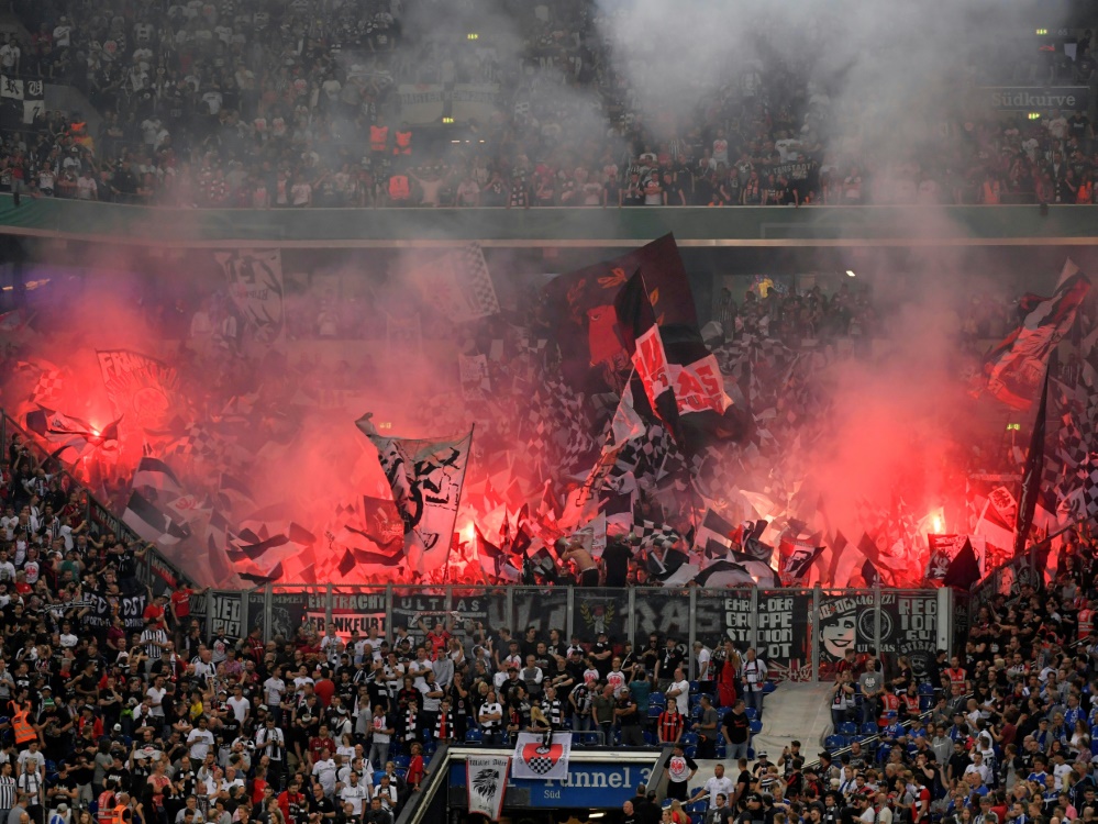 Frankfurter Fans brannten gegen Straßburg Pyrotechnik ab