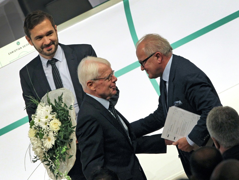 Reinhard Rauball (m.) gratuliert Fritz Keller (r.)