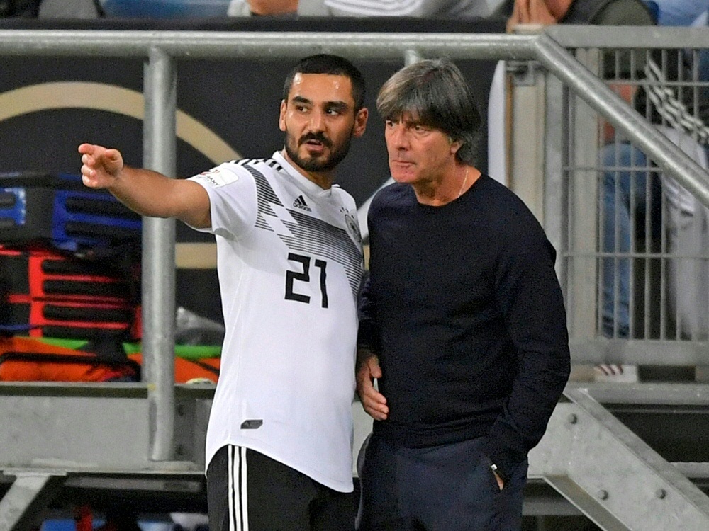 DFB-Trainer Joachim Löw (r.) setzt auf Ilkay Gündogan