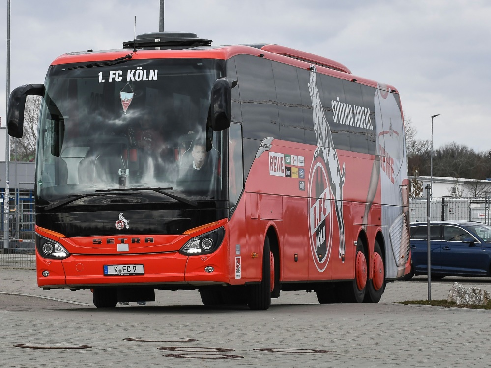 Mannschaftsbus des 1. FC Kölns mit Schmähungen besprüht