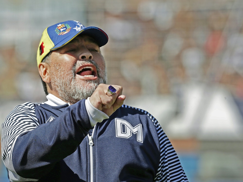 Diego Maradona tritt nach acht Spielen zurück