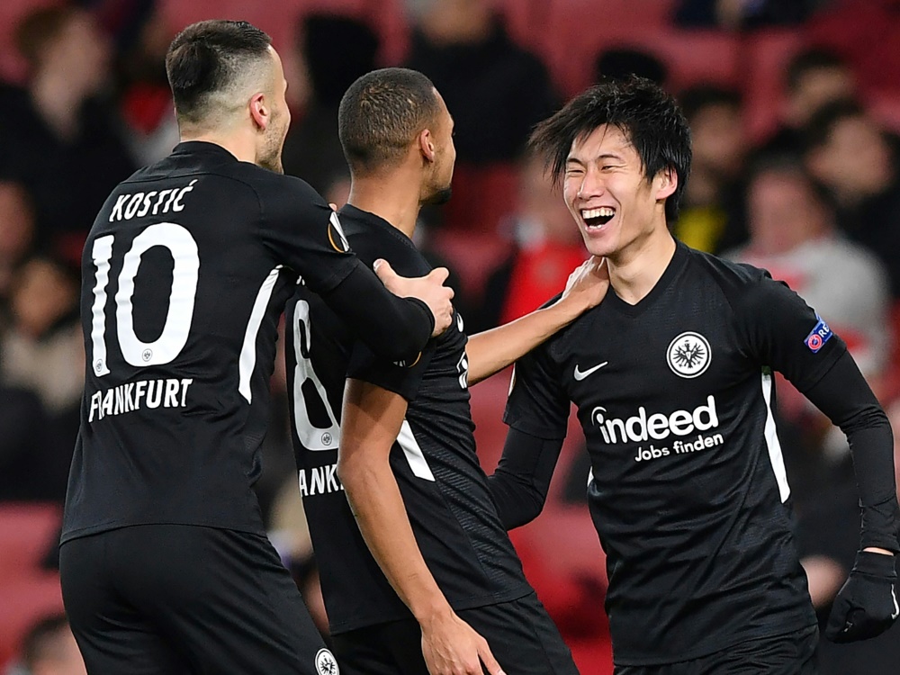 Daichi Kamada (r.) trifft doppelt gegen den FC Arsenal