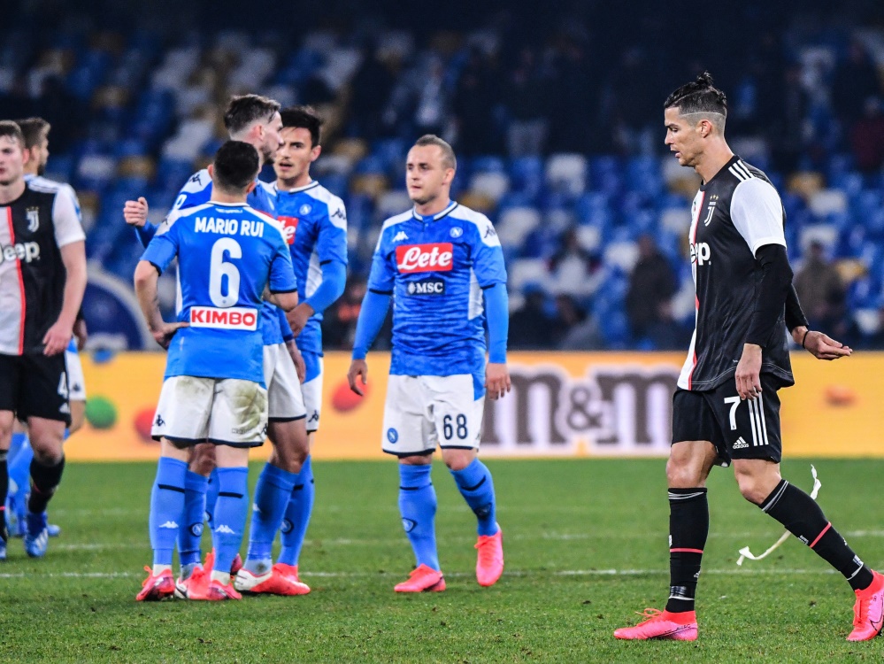 Cristiano Ronaldo (r.) verlor mit Juve in Neapel