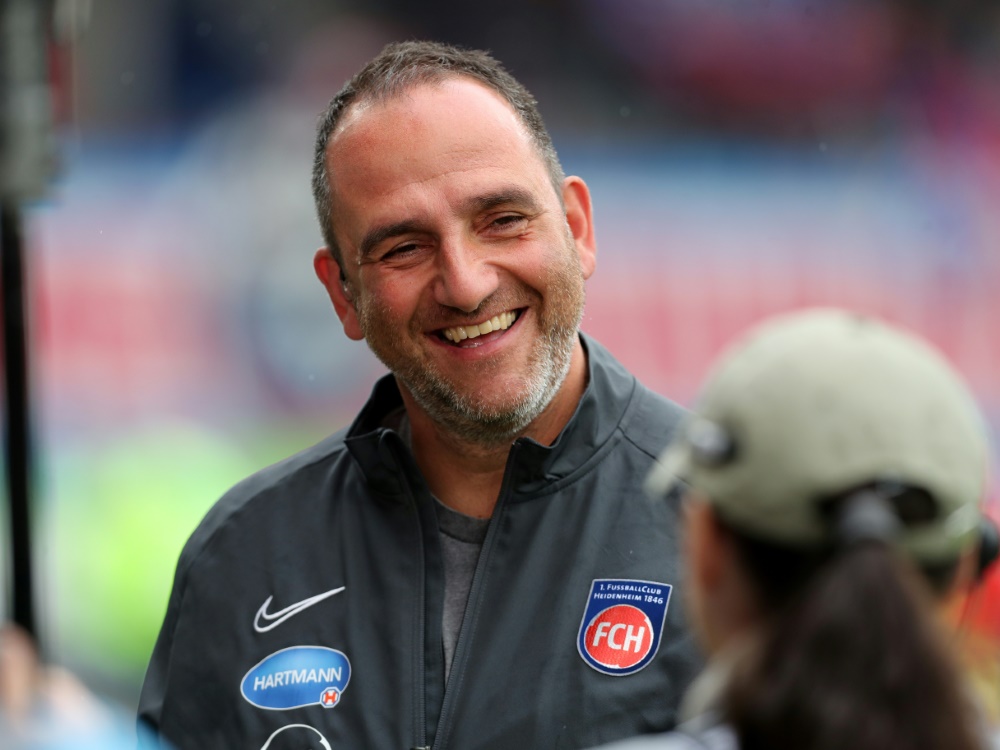 Heidenheim-Trainer Frank Schmidt freut sich über das 1:0