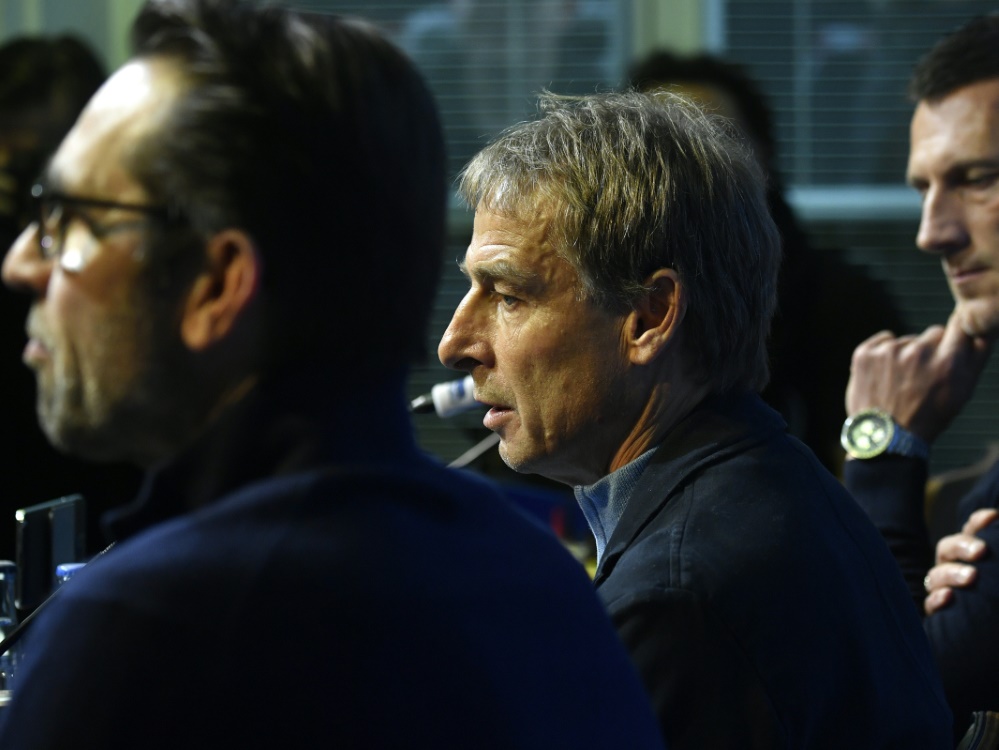 Jürgen Klinsmann (M.) kritisiert Hertha-Geschäftsführung