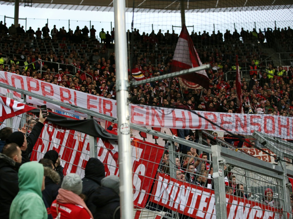 Bayern-Fans sorgen mit Plakat für Spielunterbrechung