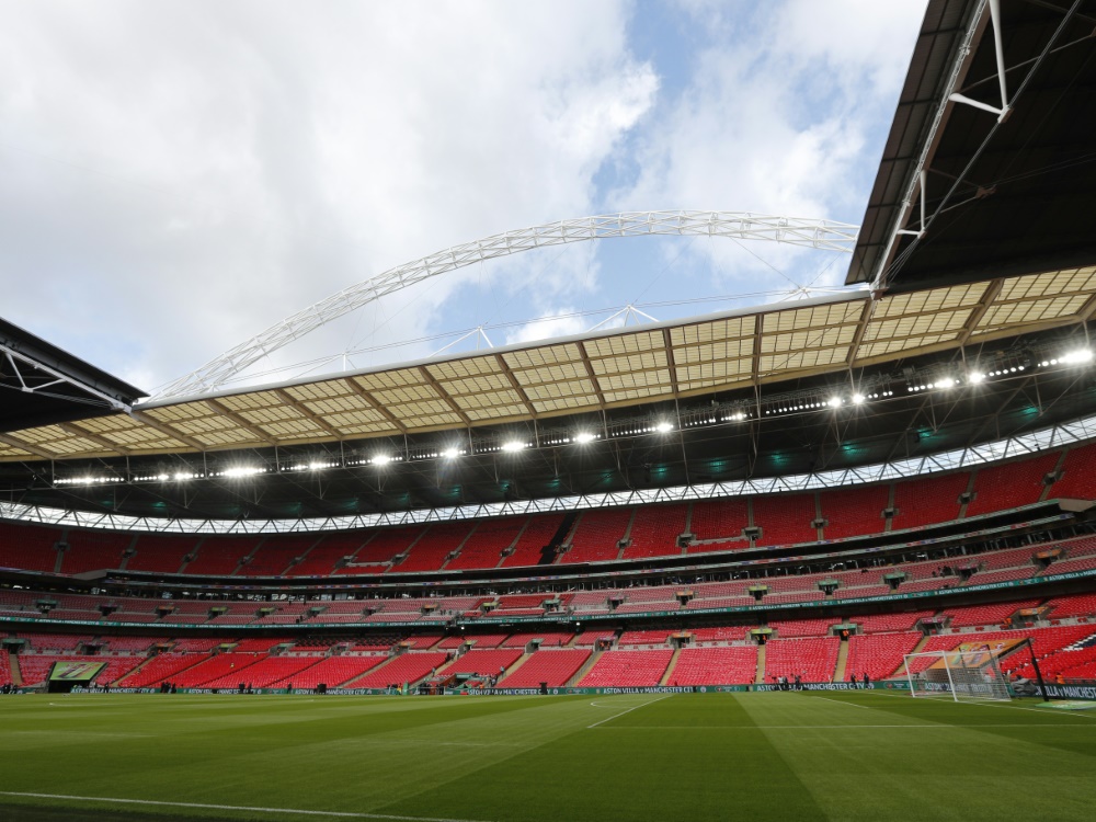 Wembley Tricolori: Stadion leuchtet Grün, Weiß und Rot