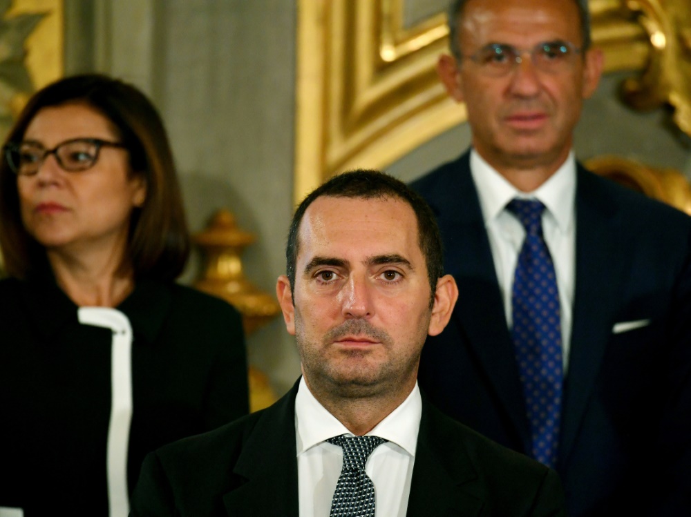 Sportminister Spadafora (M). ruft FIGC zu Einigung auf