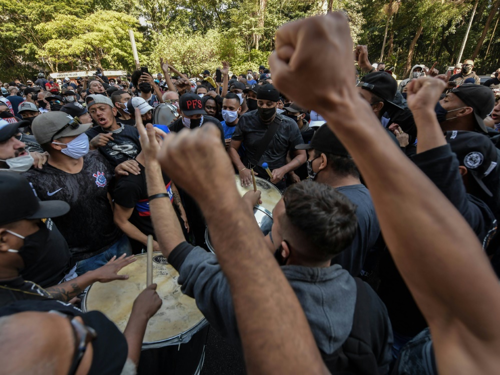 Fußballfans demonstrieren gegen Bolsonaro