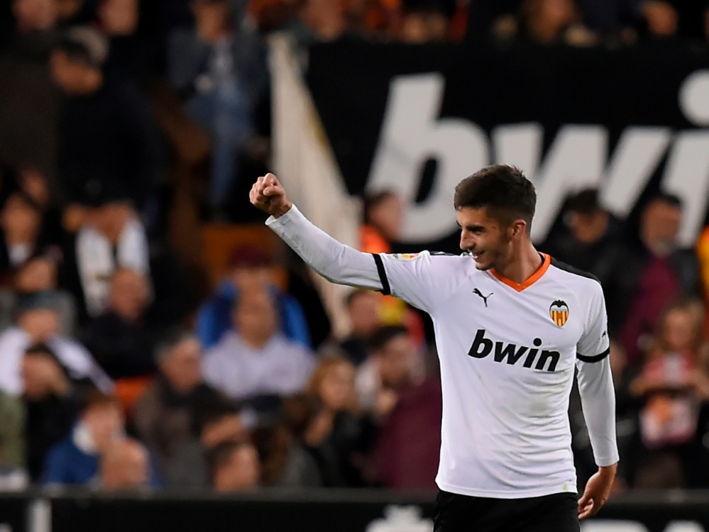 Der FC Valencia muss seinen Trikotsponsor überkleben