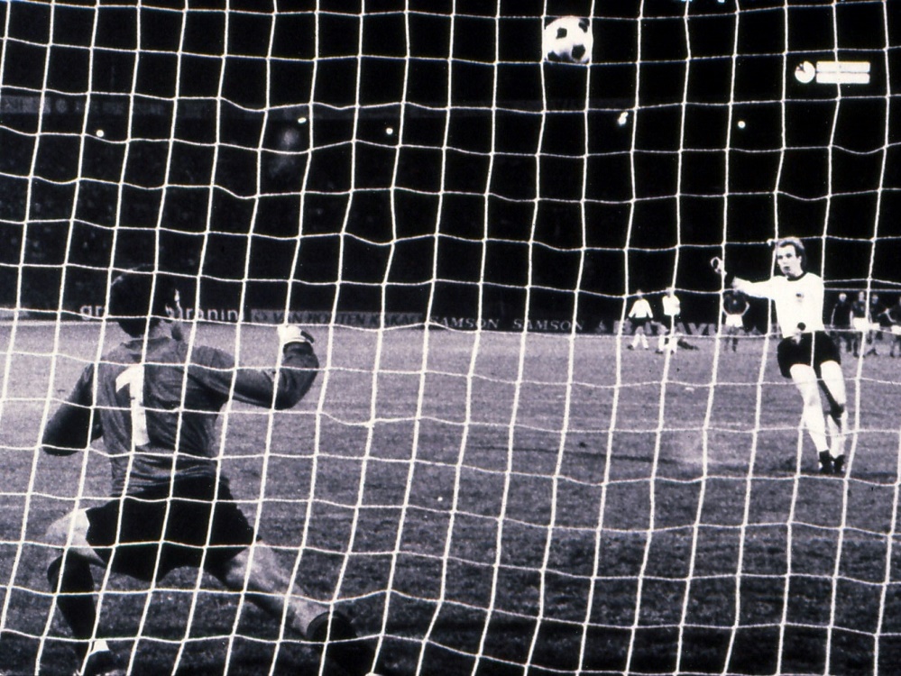Uli Hoeneß vergibt seinen Elfmeter im EM-Finale 1976