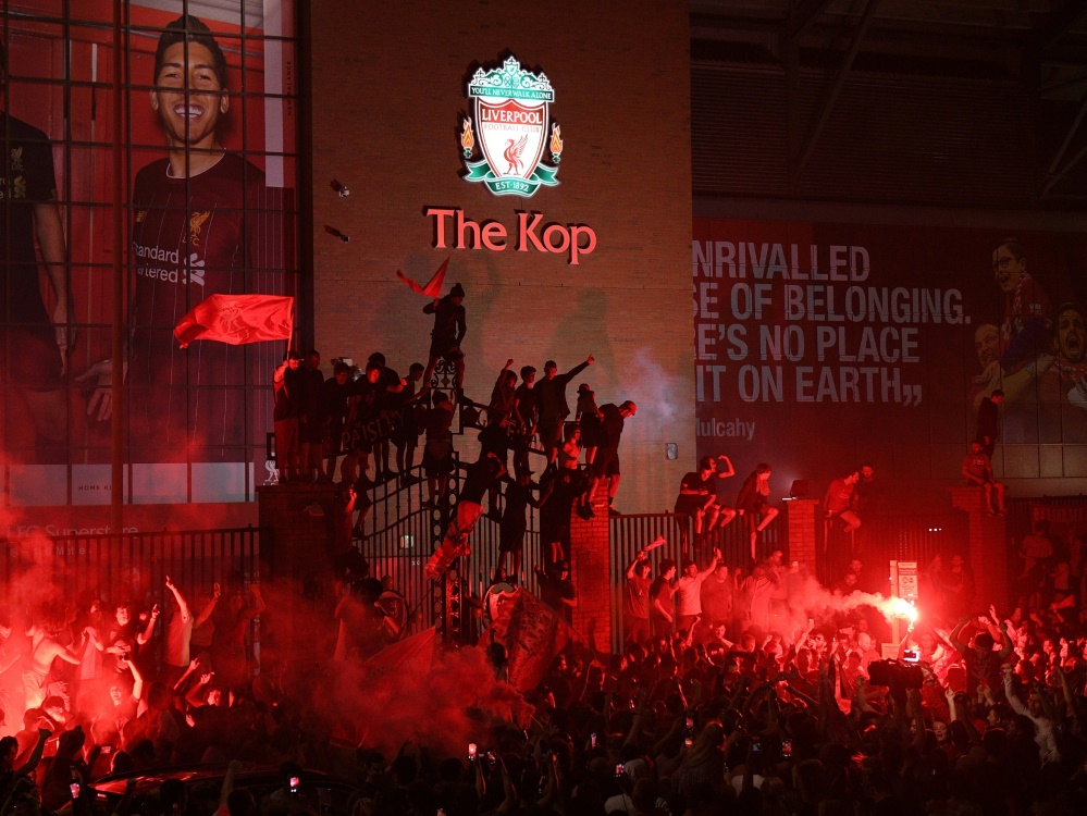 Liverpooler Fans feiern und ignorieren Abstandsregeln