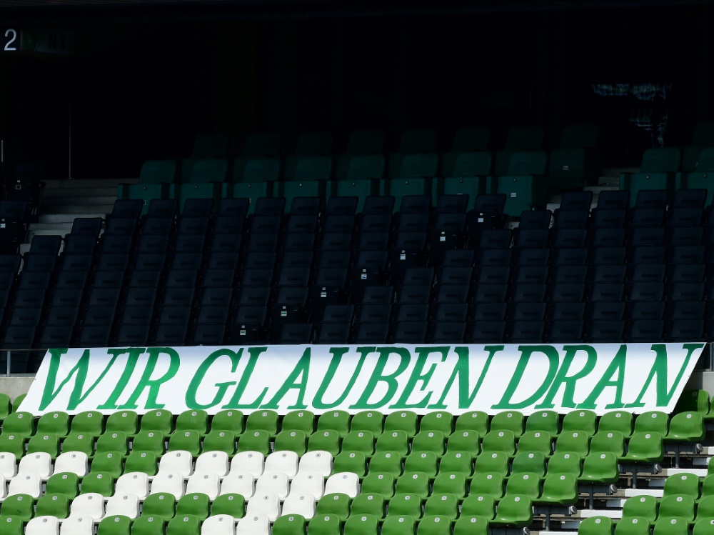 Hunderte Werder-Fans versammelten sich vorm Weserstadion