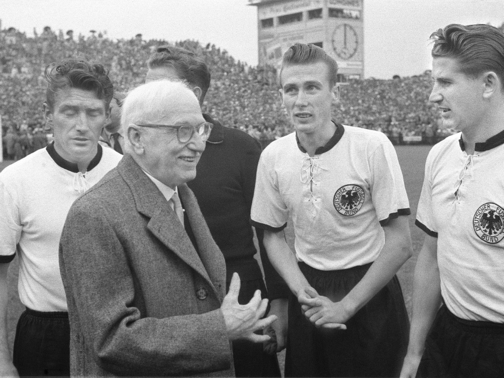 Siegtorschütze Helmut Rahn (r.) im WM-Finale 1954