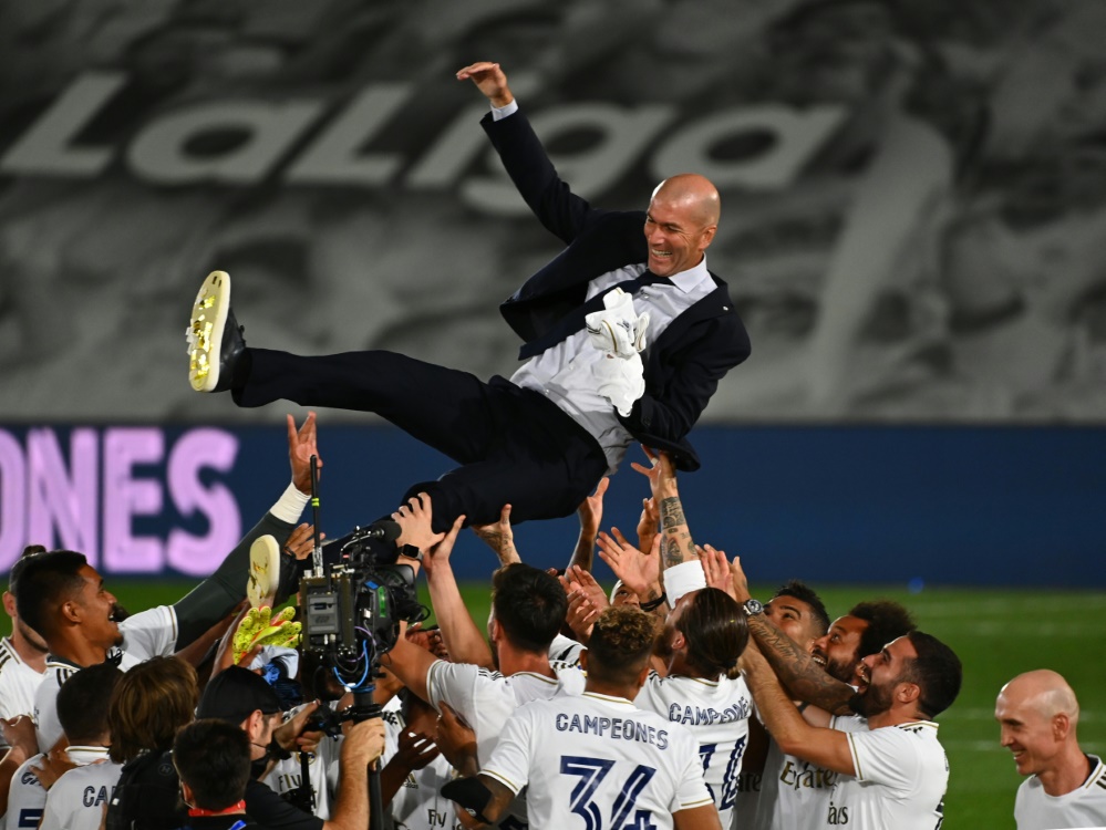 Meistertrainer Zidane wird von seinem Team gefeiert