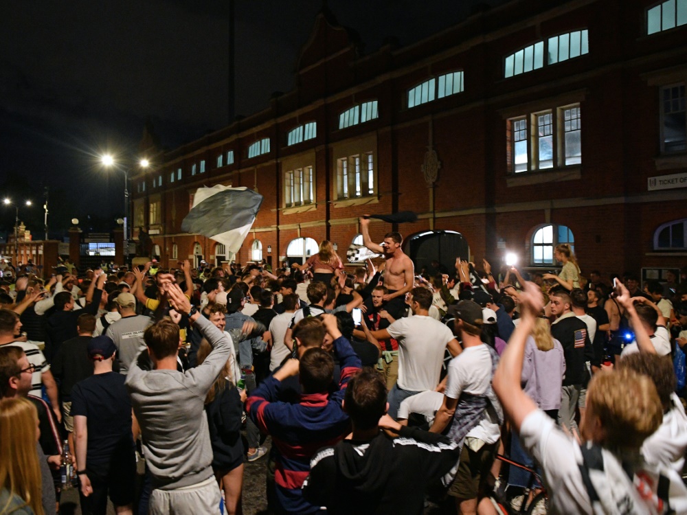 Coronaregeln missachtet: Fulham-Fans feiern den Aufstieg