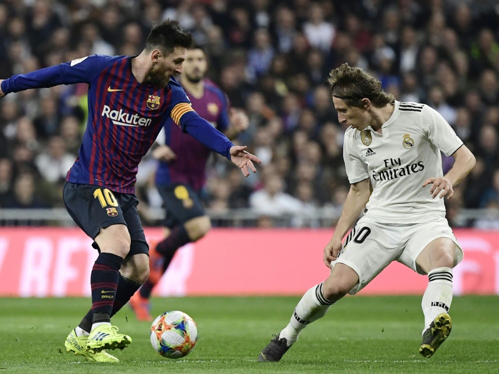 Lionel Messi (l.) im Duell mit Luka Modric