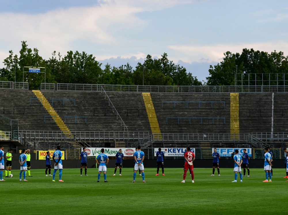Schweigeminute im Gewiss Stadium in Bergamo