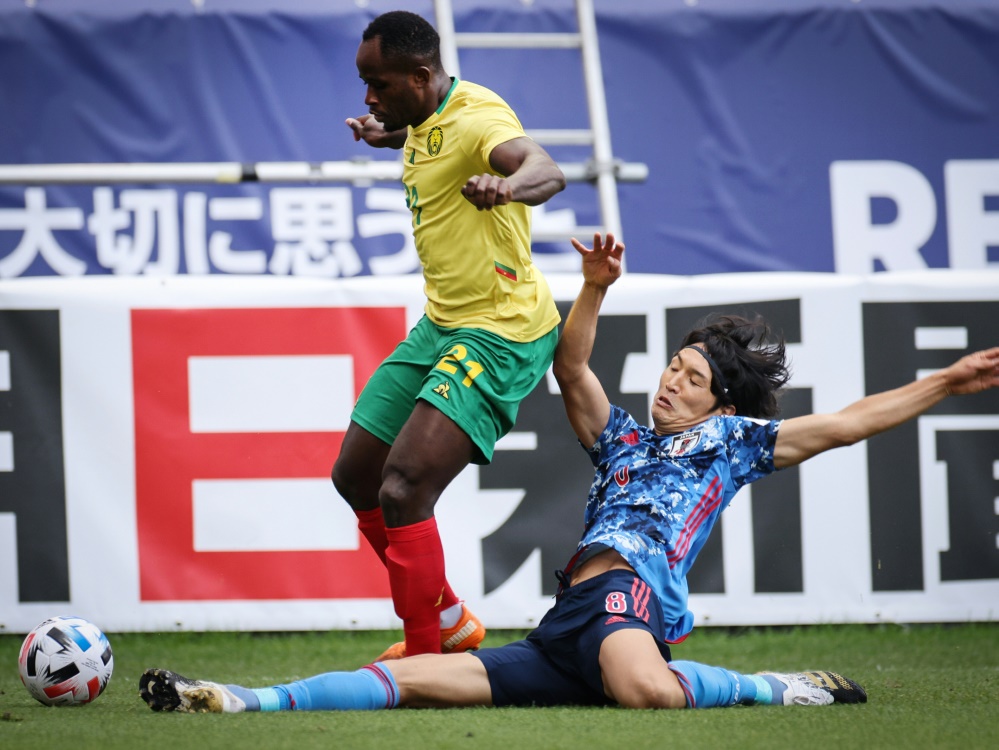 Genki Haraguchi (r.) spielte mit Japan 0:0 gegen Kamerun