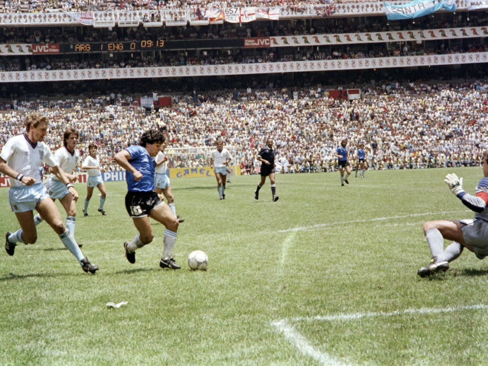 Maradona bei seinem legendären Solo gegen England 1986