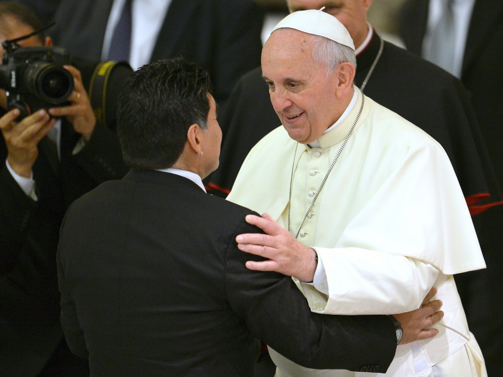 Papst Franziskus betet für Diego Maradona