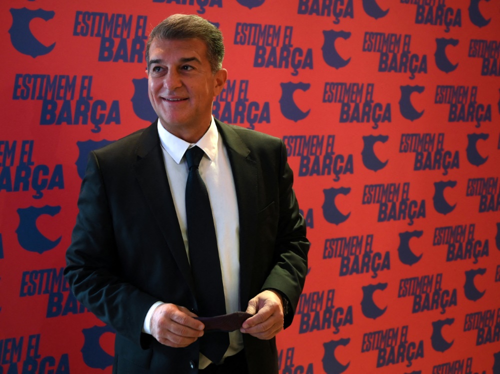 Joan Laporta platziert Wahlplakat vor Real-Stadion
