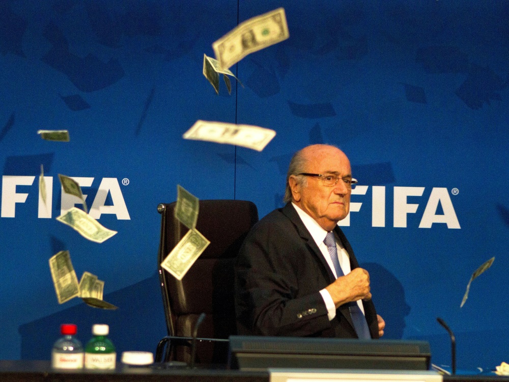 Blatter von FIFA angezeigt