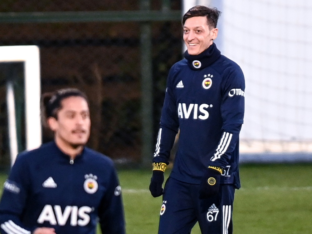 Mesut Özil wird euphorisch begrüßt bei Fenerbahce