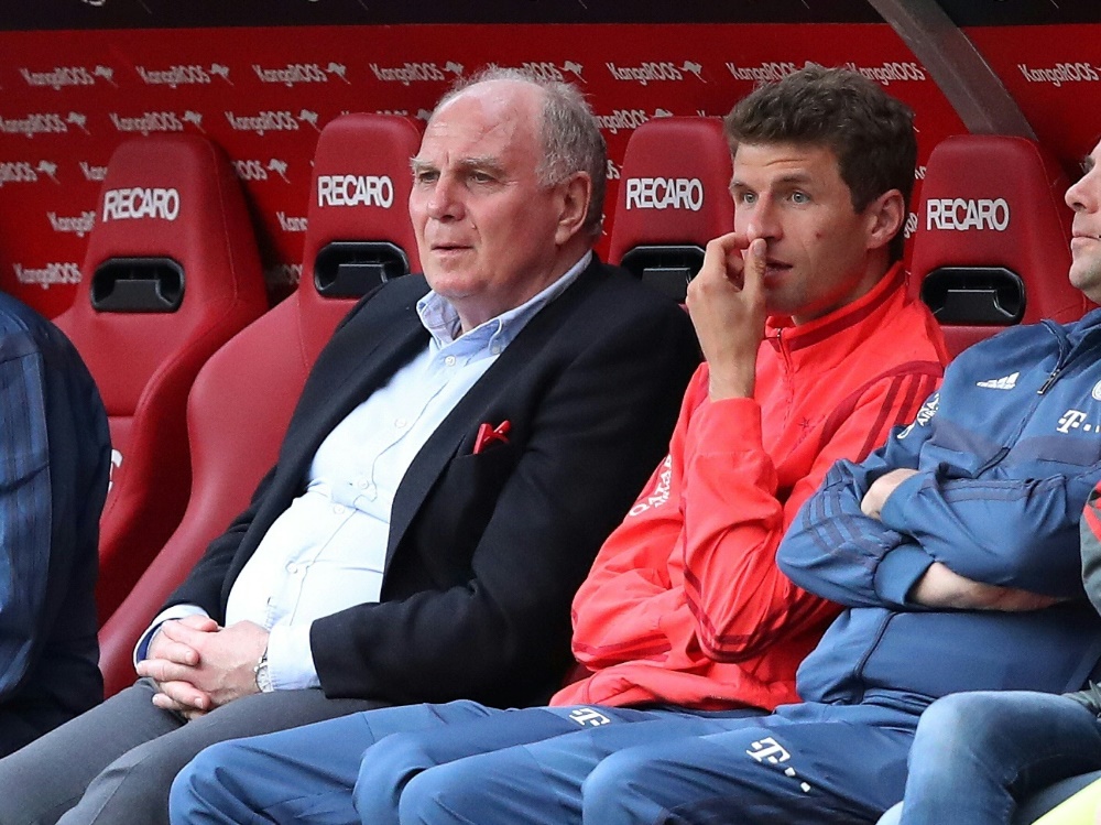 Nach Karriereende soll Müller (r.) beim FCB bleiben
