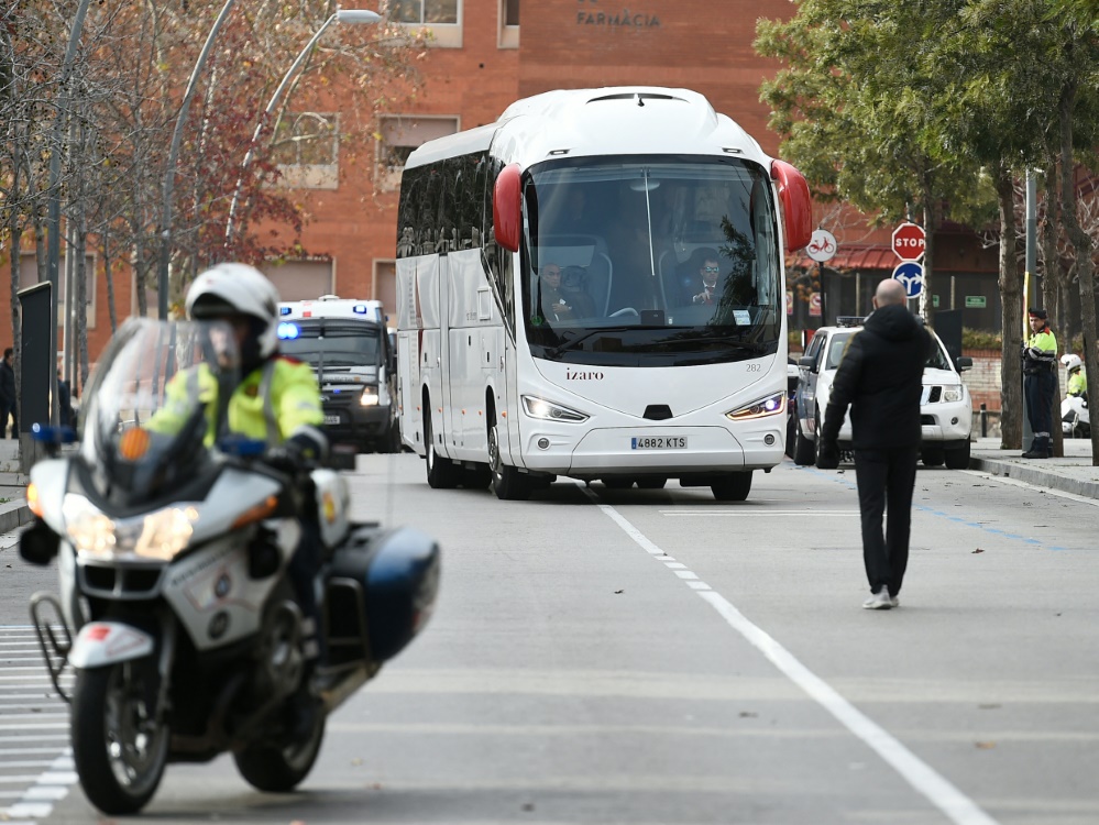 Der Mannschaftsbus von Real Madrid wurde attackiert