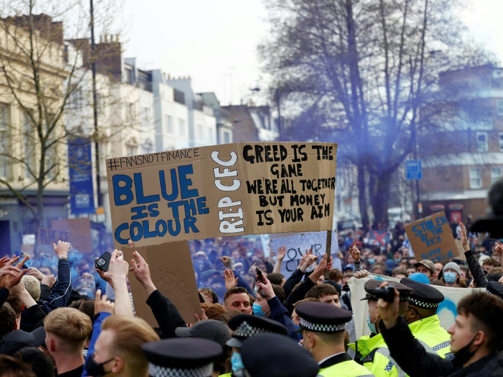 Fans protestieren in London gegen die Super League