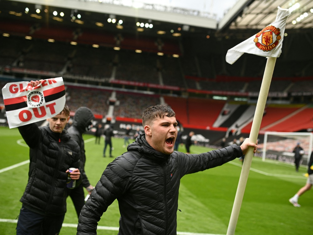 Fans von Manchester United stürmen den Platz