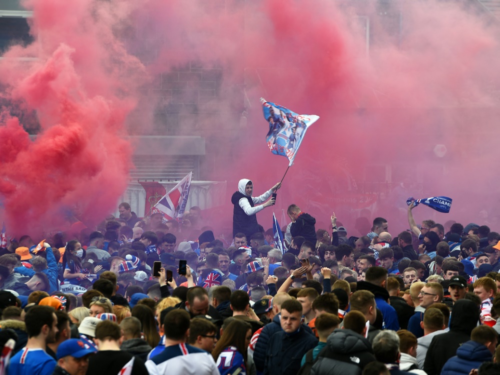 Glasgow-Fans feiern vor dem Ibrox-Stadion