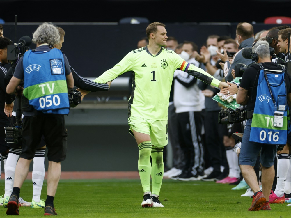 Manuel Neuer wird vor dem Spiel gefeiert