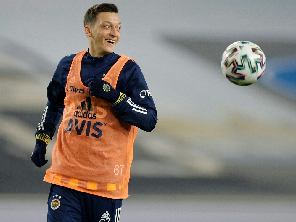 Mesut Özil und Sintschenko helfen Kindern