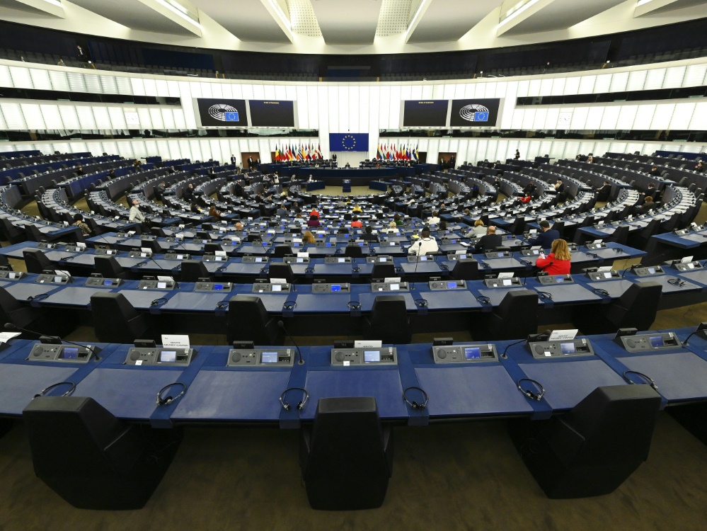 Das Europa-Parlament fordert Kappung der Spielergehälter