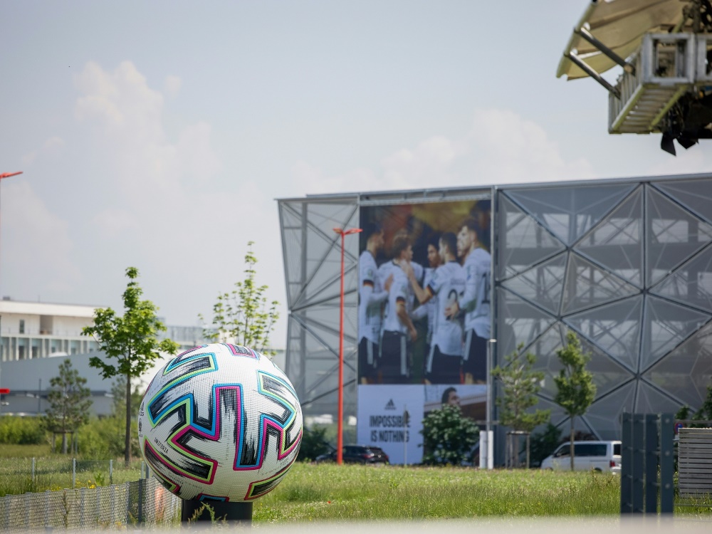 Jugendliche Fans dringen in DFB-Teamquartier ein