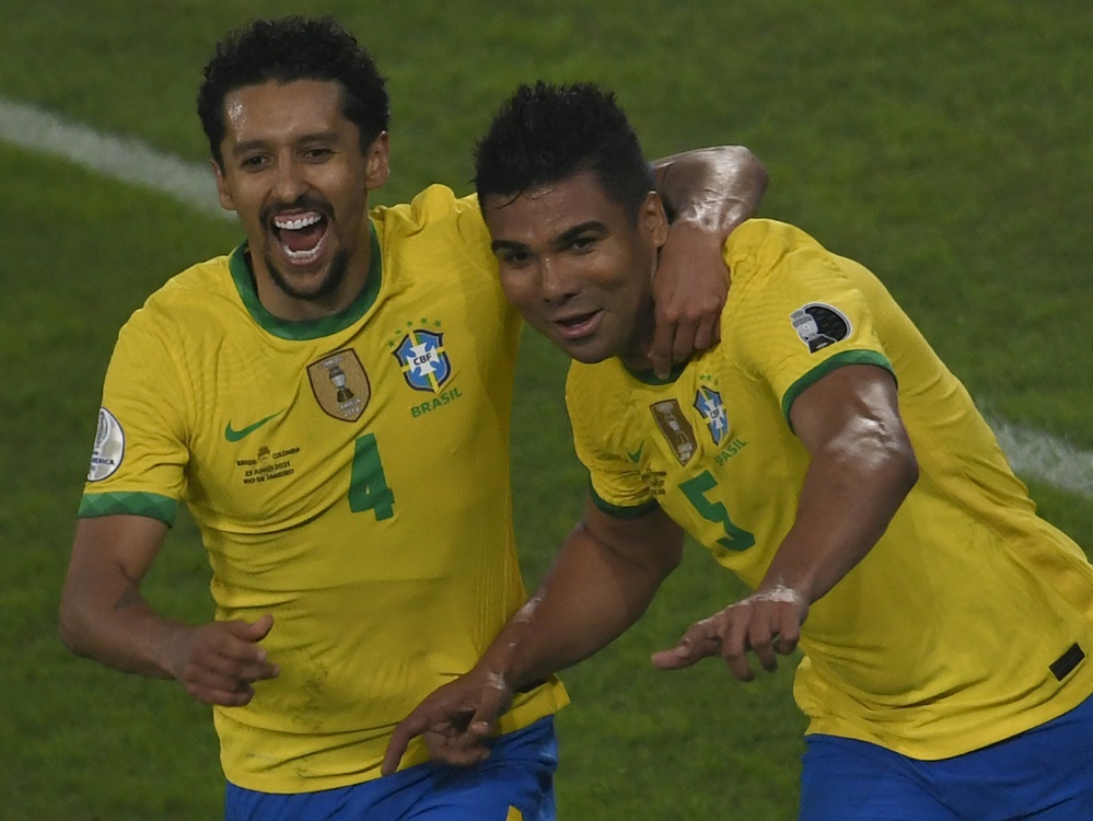 Casemiro (r.) bejubelt seinen Siegtreffer für Brasilien (Foto: SID)