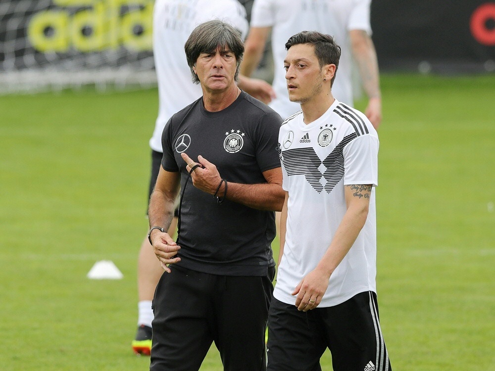 Mesut Özil (r.) absolvierte unter Löw 92 Länderspiele (Foto: SID)