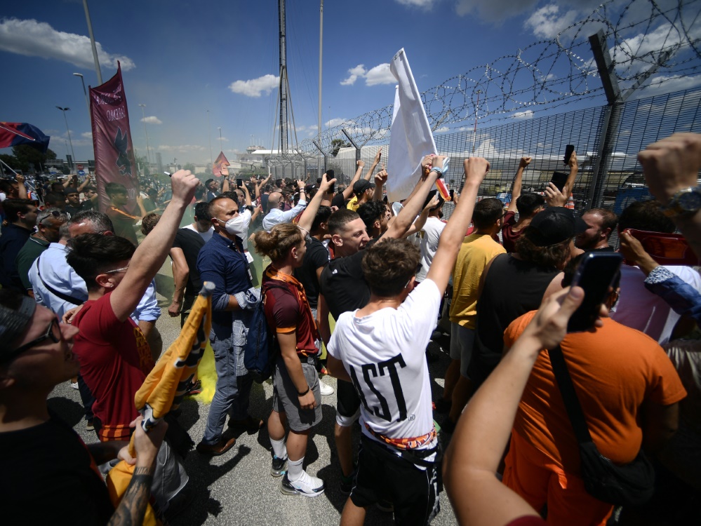 Hunderte Fans begrüßten Jose Mourinho in Rom (Foto: SID)